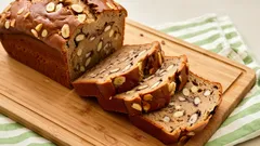 Mehevä banaanikakku suklaalla ja pähkinöillä – täydellinen kahvihetkiin