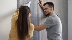 Tapetit irtoilevat? Yksinkertainen niksi, joka pelastaa remonttisi