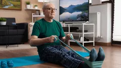 Viisi tehokasta liikettä ikääntyville – näin liikut turvallisesti kotona