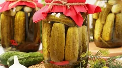 Kuinka valmistaa herkullinen mausteliemi ja suolaliemi kurkuille – kuinka paljon suolaa, sokeria ja etikkaa lisätään?