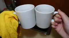 Unohda pinttyneet tummat jäljet – näin mukit puhdistuvat nopeasti