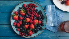 Tämä rakastettu marja on kaikkein haitallisin: silti ostamme sitä herkuksi ja suostuttelemme lapsia syömään sitä