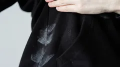 Näin poistat deodorantin tahrat lempparivaatteista kotikonstein