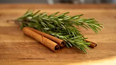 Rosmariinin ja kanelin yhdistäminen: mihin tämä rituaali sopii ja mitkä ovat sen hyödyt