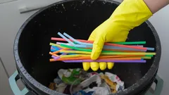 Pillit eivät ole roskia – 7 ekologista vinkkiä muovipillien uudelleen käyttöön