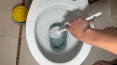 Viisi kotikonstia WC:n tukoksen avaamiseen – toimi näin ennen kuin soitat ammattilaiselle