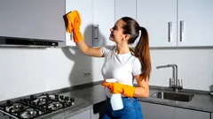 Unohda voimakkaat pesuaineet – näin saat kaapit kiiltämään