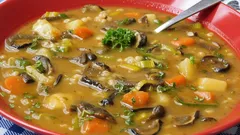 Näin onnistuu perinteinen sienikeitto modernilla twistillä – lisää perlovka