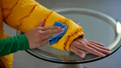 2 ruokalusikallista untuvatakille – eikä tarvitse pestä: jopa vanhat tahrat katoavat silmissä