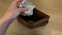 Miksi moni kantaa alumiinifoliota lompakossaan – yllättävät hyödyt arjessa