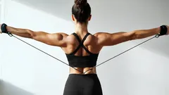 Hoikka selkä 10 minuutissa: miten vastuskuminauha auttaa polttamaan rasvaa ja suoristamaan ryhtiä