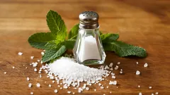 Miten vähentää suolaa ilman että maku kärsii – parhaat vinkit kotikeittiöön