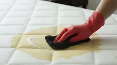 Helpot kotikonstit keltaisten patjatilkkien poistoon