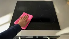 Kuinka puhdistaa keraaminen liesi naarmuttamatta sitä ja saada se kiiltämään kuin uusi